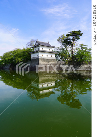 晴れ渡った朝の新発田城（新潟県新発田市） 104238810