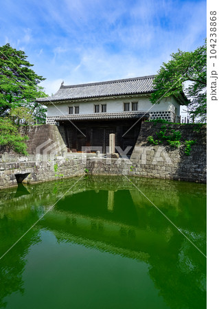 晴れ渡った朝の新発田城（新潟県新発田市） 104238868