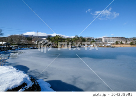 福島県 二本松市 冬 岳温泉 鏡ヶ池 福島県 二本松市 冬 岳温泉 鏡ヶ池 104238993