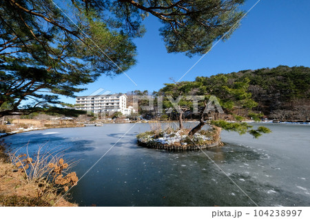 福島県　二本松市　冬　岳温泉　鏡ヶ池 104238997