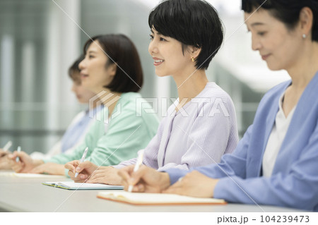 セミナーを受ける女性たち セミナーを受ける女性たち 104239473