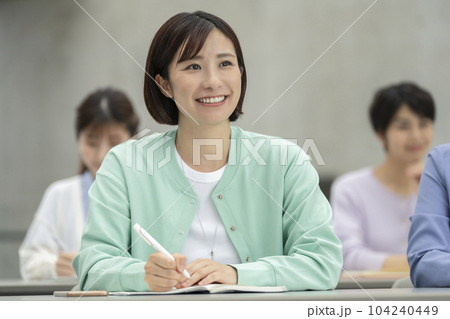 セミナーを受講する若い女性 104240449