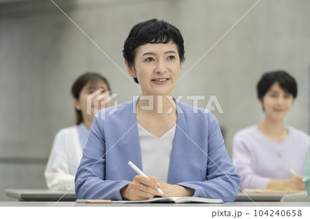 セミナーを受講するミドル女性 104240658