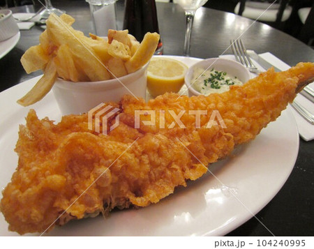 ロンドン本場のフィッシュ＆チップス 104240995