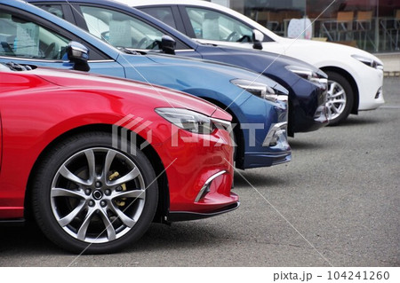 販売店に並ぶ車 マツダ車 販売店に並ぶ車 マツダ車 104241260
