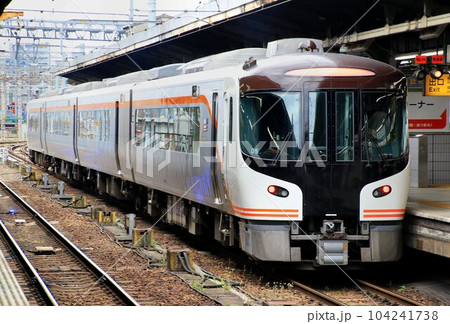 ハイブリッド方式で飛騨路を高山へ… 最新式ハイブリット気動車・特急【ひだ】HC85系 104241738