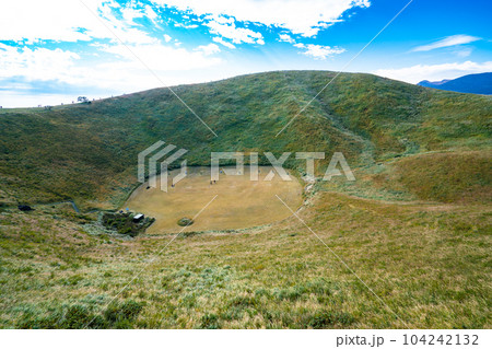 秋の大室山火口2　静岡県伊東市 104242132