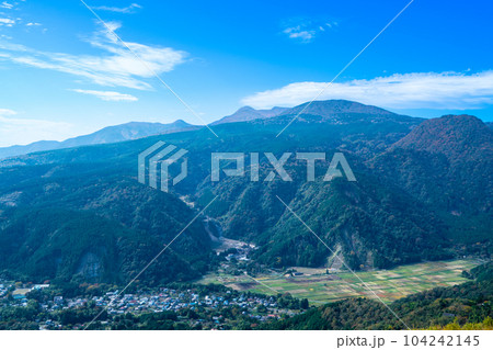 【日本百名山】秋晴れの大室山山上から見た天城山2　静岡県伊東市 104242145