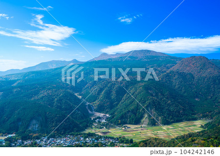 【日本百名山】秋晴れの大室山山上から見た天城山3　静岡県伊東市 104242146