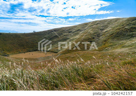 秋晴れの大室山火口6 静岡県伊東市 秋晴れの大室山火口6 静岡県伊東市 104242157