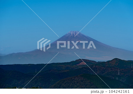 【世界遺産　富士山-信仰の対象と芸術の源】【日本百名山】秋晴れの大室山から見た富士山3　静岡県伊東市 104242161