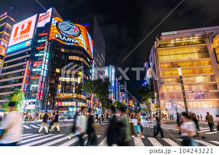 日本の東京都市景観 夏至・数寄屋橋から煌めく銀座などを望む。街はマスク解放進む…=6月21日 日本の東京都市景観 夏至・数寄屋橋から煌めく銀座などを望む。街はマスク解放進む…=6月21日 104243221