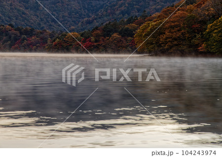 朝もや上がる紅葉の中禅寺湖畔の風景 104243974