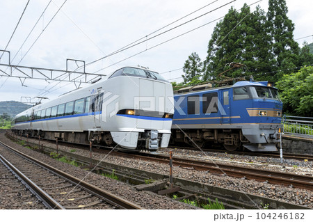 貨物列車を特急列車が追い越す 104246182