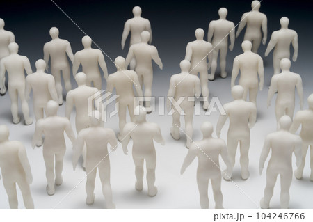 後ろ向きのたくさんの人々 104246766
