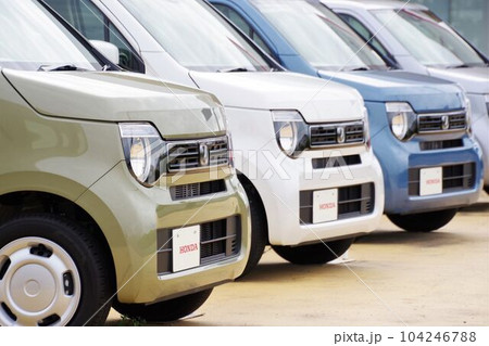 販売店に並ぶ車　ホンダN-WGN 104246788