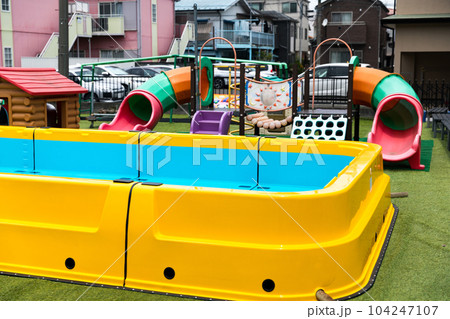 幼稚園の遊具 104247107