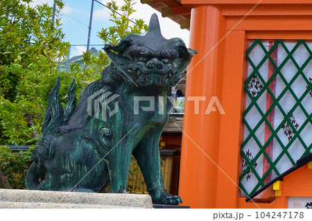 折上稲荷神社　本殿の前の狛犬（京都市山科区） 104247178