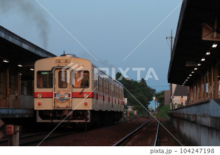レトロな駅を後に発車する関東鉄道キハ310形気動車_2023/6/17撮影 レトロな駅を後に発車する関東鉄道キハ310形気動車_2023/6/17撮影 104247198