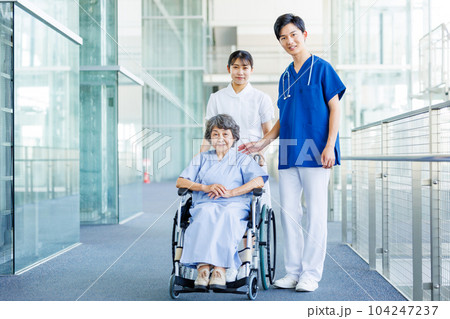 車椅子のシニア女性と医療従事者 104247237