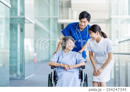 車椅子のシニア女性と医療従事者 車椅子のシニア女性と医療従事者 104247345