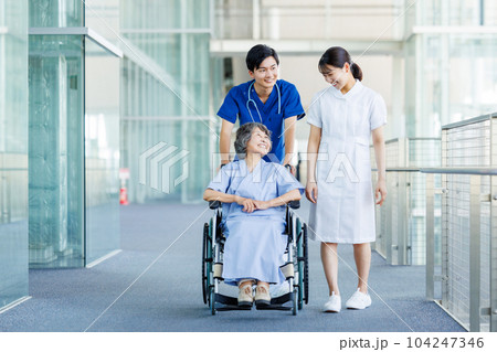 車椅子のシニア女性と医療従事者 車椅子のシニア女性と医療従事者 104247346