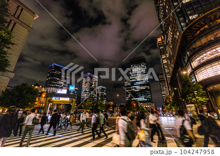 日本の東京都市景観 夏至。東京駅前・丸の内のビジネス街。帰宅などを急ぐ姿が…=6月21日、20時過ぎ 日本の東京都市景観 夏至。東京駅前・丸の内のビジネス街。帰宅などを急ぐ姿が…=6月21日、20時過ぎ 104247958