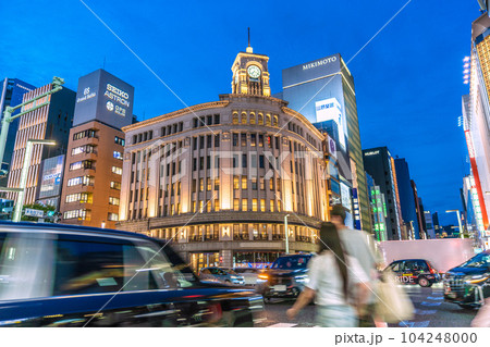 日本の東京都市景観 夏至・マスク解放も進み賑わう銀座。日没が19時のため街はまだ明るい…=6月21日 日本の東京都市景観 夏至・マスク解放も進み賑わう銀座。日没が19時のため街はまだ明るい…=6月21日 104248000