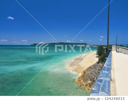 爽快なドライブが楽しめる海中道路。沖縄県うるま市。 104248015