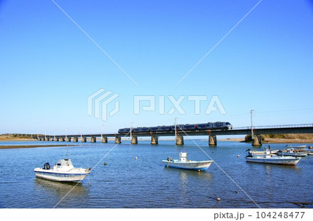 特急にちりん、青空と河口の風景に映える一枚 特急にちりん、青空と河口の風景に映える一枚 104248477