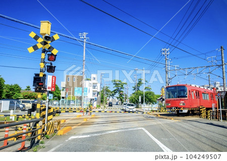 知多市、新舞子駅付近を走る名鉄電車 104249507