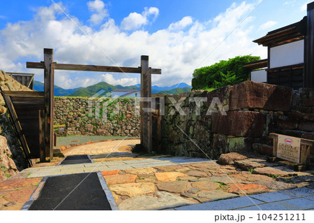 【兵庫県】晴天の丹波篠山城の鉄門跡 104251211