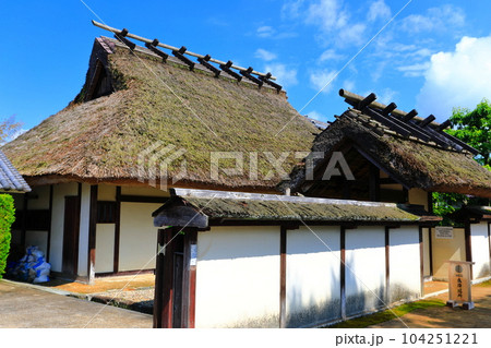 【兵庫県】快晴の御徒士町武家屋敷群の町並み(丹波篠山城下町) 【兵庫県】快晴の御徒士町武家屋敷群の町並み(丹波篠山城下町) 104251221