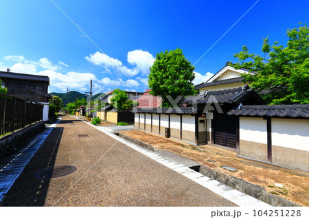 【兵庫県】快晴の御徒士町武家屋敷群の町並み(丹波篠山城下町) 【兵庫県】快晴の御徒士町武家屋敷群の町並み(丹波篠山城下町) 104251228