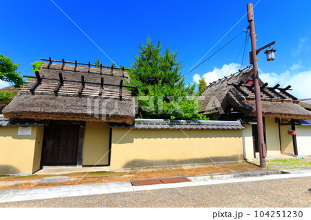 【兵庫県】快晴の御徒士町武家屋敷群の町並み(丹波篠山城下町) 【兵庫県】快晴の御徒士町武家屋敷群の町並み(丹波篠山城下町) 104251230