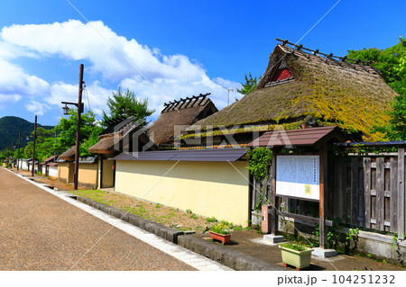 【兵庫県】快晴の御徒士町武家屋敷群の町並み(丹波篠山城下町) 【兵庫県】快晴の御徒士町武家屋敷群の町並み(丹波篠山城下町) 104251232