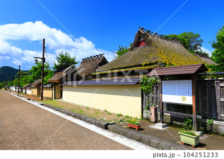 【兵庫県】快晴の御徒士町武家屋敷群の町並み(丹波篠山城下町) 【兵庫県】快晴の御徒士町武家屋敷群の町並み(丹波篠山城下町) 104251233