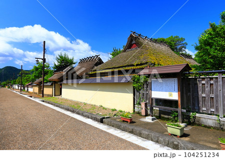 【兵庫県】快晴の御徒士町武家屋敷群の町並み(丹波篠山城下町) 【兵庫県】快晴の御徒士町武家屋敷群の町並み(丹波篠山城下町) 104251234