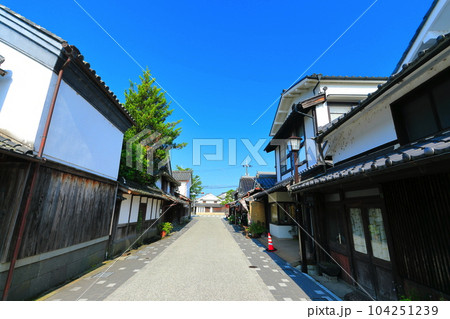 【兵庫県】快晴の河原町妻入商家群の町並み（丹波篠山城下町） 104251239