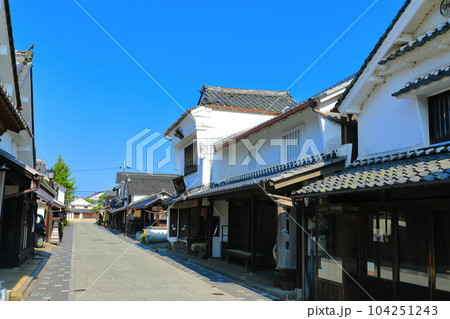 【兵庫県】快晴の河原町妻入商家群の町並み(丹波篠山城下町) 【兵庫県】快晴の河原町妻入商家群の町並み(丹波篠山城下町) 104251243