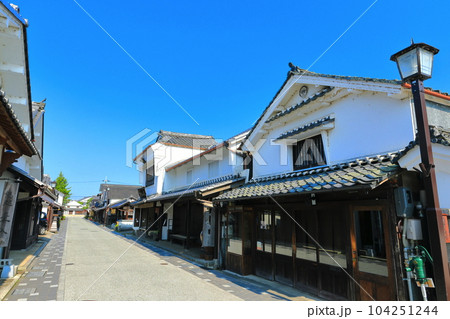 【兵庫県】快晴の河原町妻入商家群の町並み（丹波篠山城下町） 104251244