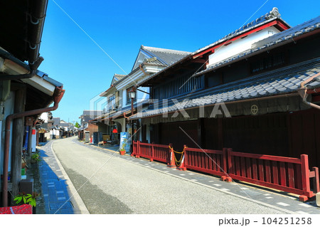 【兵庫県】快晴の河原町妻入商家群の町並み（丹波篠山城下町） 104251258