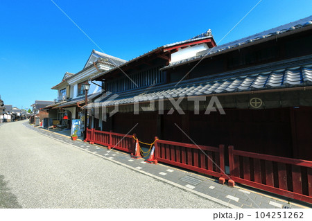 【兵庫県】快晴の河原町妻入商家群の町並み(丹波篠山城下町) 【兵庫県】快晴の河原町妻入商家群の町並み(丹波篠山城下町) 104251262