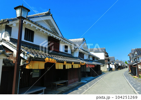 【兵庫県】快晴の河原町妻入商家群の町並み（丹波篠山城下町） 104251269