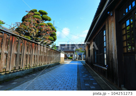【兵庫県】快晴の河原町妻入商家群の町並み（丹波篠山城下町） 104251273