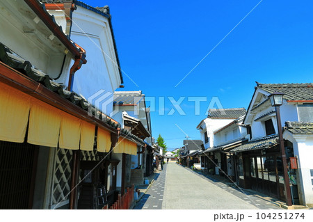 【兵庫県】快晴の河原町妻入商家群の町並み（丹波篠山城下町） 104251274