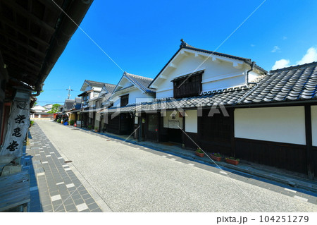 【兵庫県】快晴の河原町妻入商家群の町並み（丹波篠山城下町） 104251279
