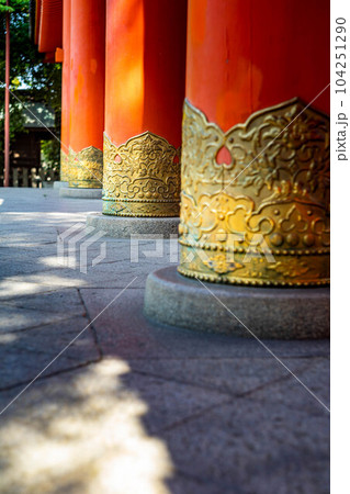 今宮神社の楼門、朱塗りの柱に初夏の日差し 今宮神社の楼門、朱塗りの柱に初夏の日差し 104251290