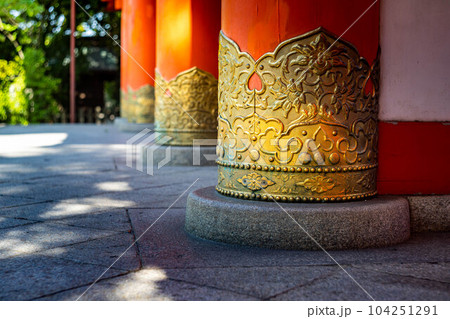 今宮神社の楼門、朱塗りの柱に初夏の日差し 今宮神社の楼門、朱塗りの柱に初夏の日差し 104251291