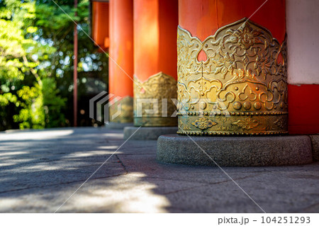 今宮神社の楼門、朱塗りの柱に初夏の日差し 今宮神社の楼門、朱塗りの柱に初夏の日差し 104251293